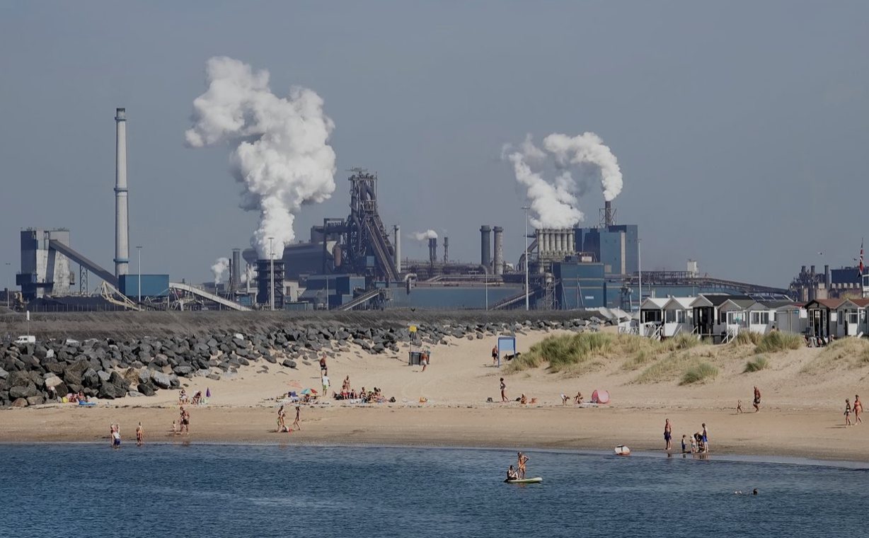 IJMUIDEN - The band Hang Youth performs for the climate activists who  demonstrate at steel factory Tata Steel IJmuiden. Action groups and local  residents want the government to intervene against the company's